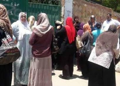 صورة أرشيفية لأولياء أمور أمام لجان الثانوية العامة