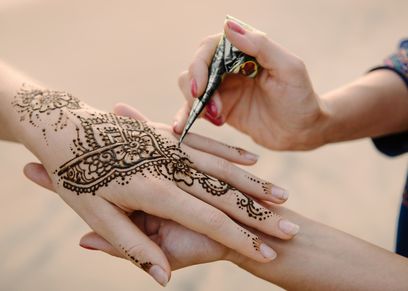 فاطمة تعمل 