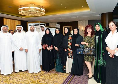منى المنصوري مع المشاركين بالمعرض