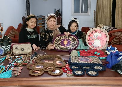 أسماء وطفلتيها وسط أعمالها من الكروشيه والإكسسوارات