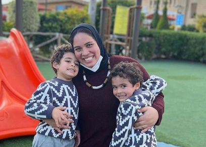 هاجر مع طفليها التوأم