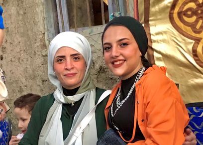 «شهد» تحتفل مع والدتها بنجاحها في الثانوية العامة