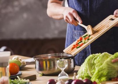 سوريات اتبعن مشروعات الطبخ للمساعدة في دخلهن