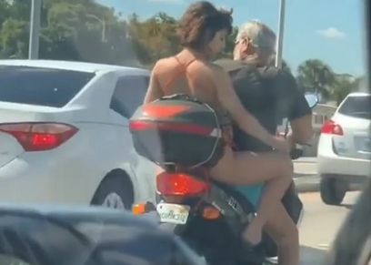 بالفيديو| سيدة تحلق شعر ساقيها في أحد الطرق المزدحمة
