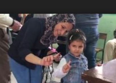 طفلة في يدها الحبر الفسفوري
