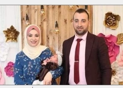 الصحفية الفلسطينية نرمين قواس وزوجها ورضيعتها