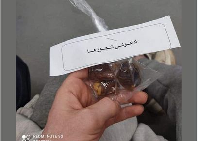شاب يوزع على الصائمين أكياس تمر