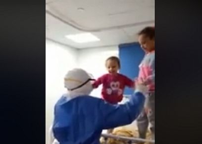 الممرضة مي منسي ترقص مع الأطفال