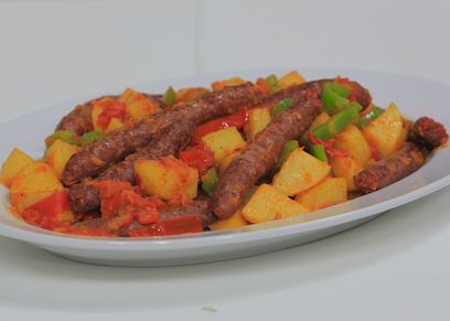 صينية  سجق بالبطاطس