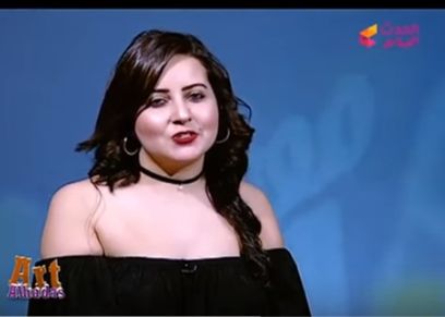 بالفيديو| مذيعة نشرة تظهر ببلوزه تكشف عن صدرها على الهواء مباشرا