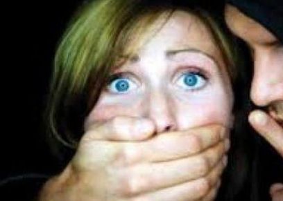 عاشر ابنته 14 عاما وآخر يهتك عرض نجلته بمساعدة زوجته.. أبرز وقائع