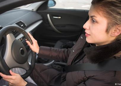 دراسة.. النساء أفضل من الرجال في قيادة السيارات