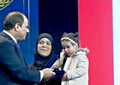 تكريم الرئيس السيسي لزوجة الشهيد محمد صلاح الدين شلبي