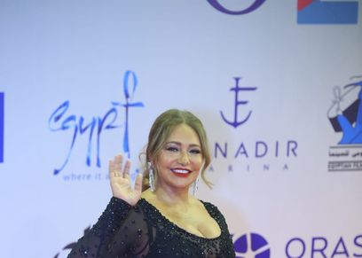 ليلى علوي تتألق بالاسود على السجادة الحمراء بالجونة السينمائي