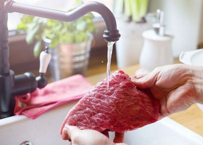 غسل اللحوم قبل طهيها تؤدى  لإنتشار البكتريا.. احذرى غسلها
