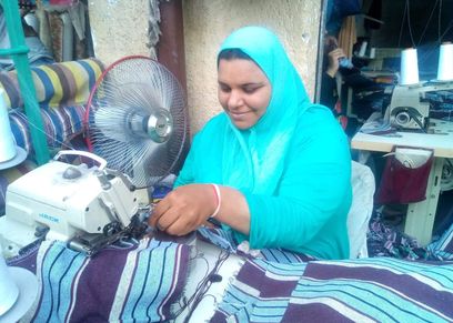 آية تعمل في تصنيع الشماسي
