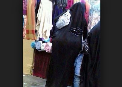 تحفظات بعض الرجال على ملابس النساء لا تزال مستمرة