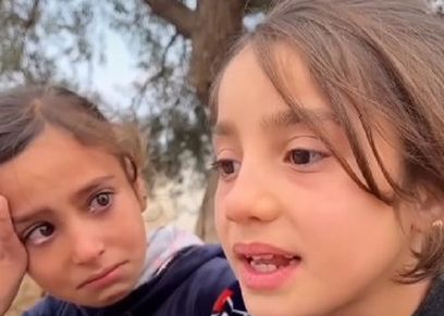 طفلة «ما عندنا أكل وبنام بردانين» وشقيقتها