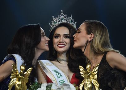 ملكة جمال المتحولين جنسيا ووصيفتيها