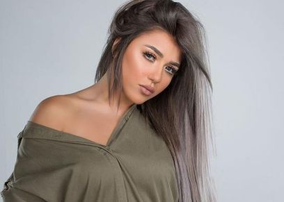 شعر أسود وميكب هادئ.. نيولوك سارة سلامة الجديد