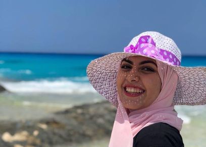 فتاة عشرينية ورثت موهبتها الغنائية عن والدها