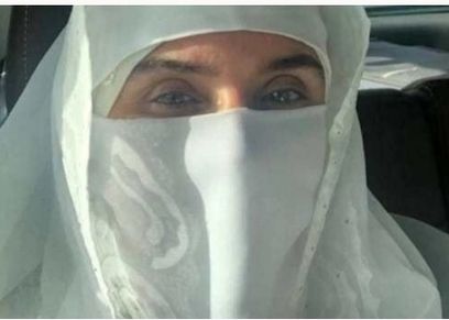 نقاب أبيض وحجاب أسود... إطلالات الراقصة دينا خلال مناسك العمرة