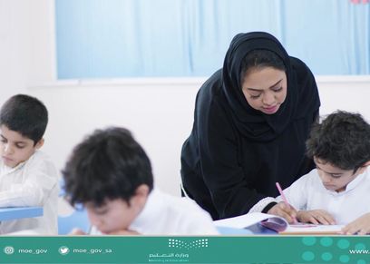 معلمة بالمدارس تعلم البنين