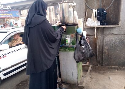 «أسماء» أمام نصبة الشاي