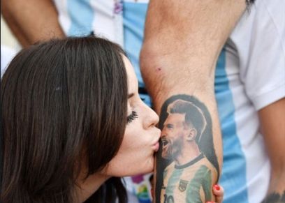 مشجعة أرجنتينية تقّبل وشم لميسي