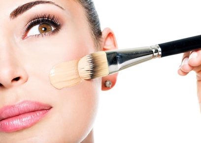 5 أخطاء عند وضع المكياج تؤذي البشرة