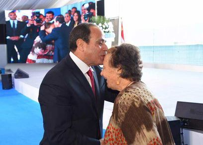السيسي يُقبل جبين المناضلة البورسعيدية