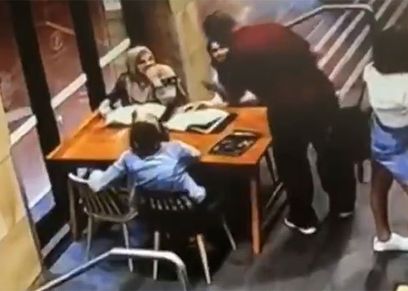 رجل يعتدي على سيدة محجبة في أستراليا