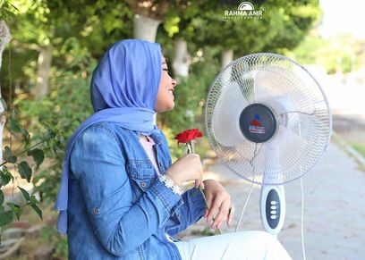 فتاة تحب المروحة