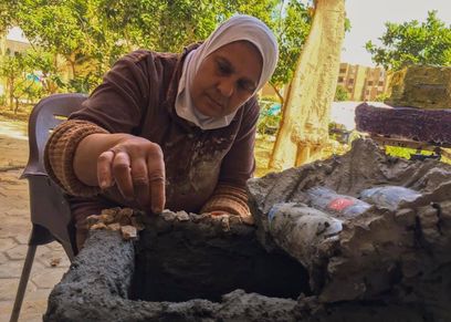 رحلة أم بلال في الأعمال الشاقة لتوفير نفقات اولادها