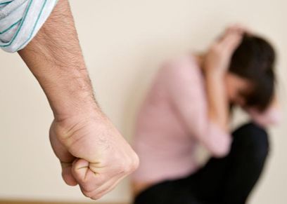 محاكمة رجل اعتدى على امرأة داخل مسجد مسببًا لها عاهة مستديمة