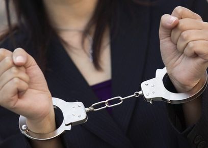 القبض على موظفة بنك استولت 20 مليون درهم