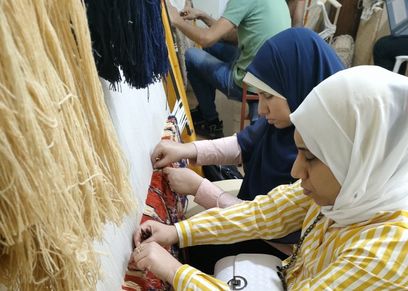 أسماء خلال الرسم على السجاد