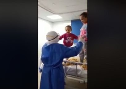 الممرضة مي مع الأطفال مريم وسلمى
