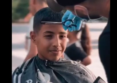 حلاقو غزة يطلقون مبادرة لحلاقة شعر الأطفال