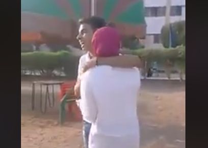 طالب يفاجىء فتاة بخاتم الخطوبة ويحتضنها وسط المارة