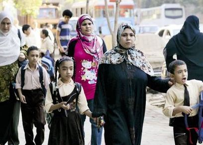 جيران يتشاركون فى باص جماعى للمدرسة توفيراً للنفقات