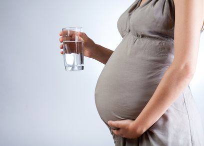 أستشاري توضح أهمية الماء وضرورياتها للحامل
