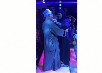 جد وجدة يرقصان 