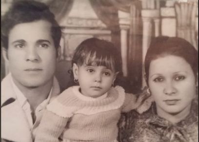 الزوجان «نادية» و«محمد» وابنتهما