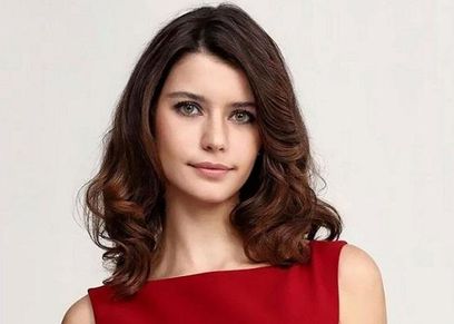 الممثلة التركية بيرين سات