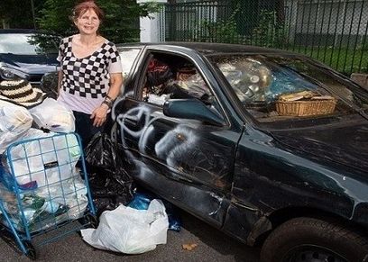 سيدة تمتلك 8 ملايين دولار.. وتحرص على جمع القمامة 