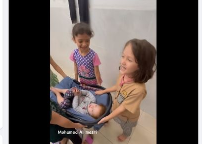 أطفال غزة يمارسون لعبة الشهيد