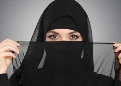 بعد 25 عامًا في مهنة الطب.. النقاب يجبر بريطاني على تقديم استقالته