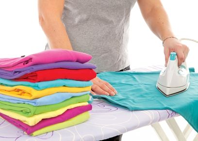 5 عادات خاطئة تسبب حرق الملابس عند الكي