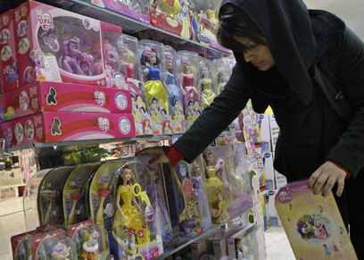 طفلة تخدع والدتها وتستخدم حسابها علي موقع تسوق لشراء ألعاب